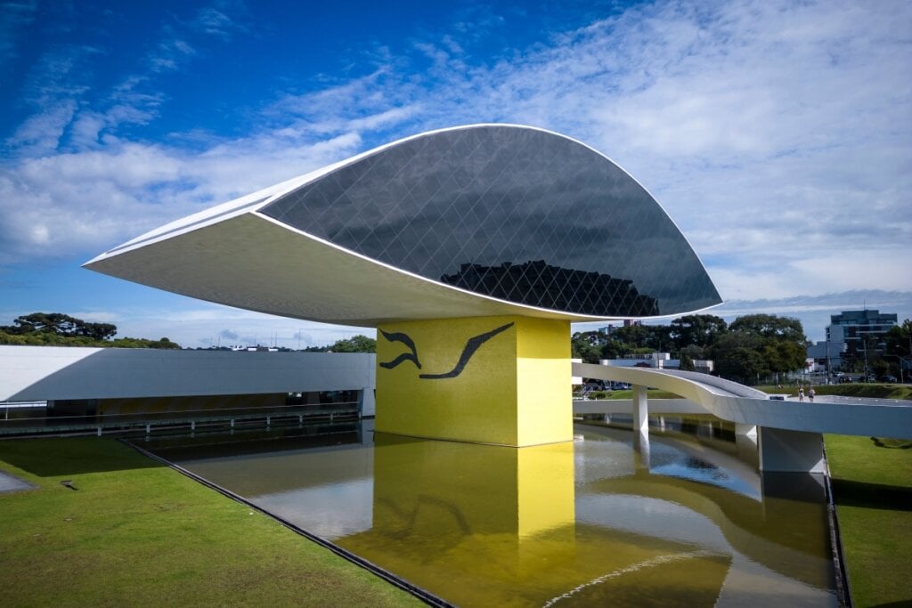 O Museu Oscar Niemeyer, conhecido como &#8220;Museu do Olho&#8221;, é um dos mais importantes da América Latina (Imagem: Cavan-Images | Shutterstock)