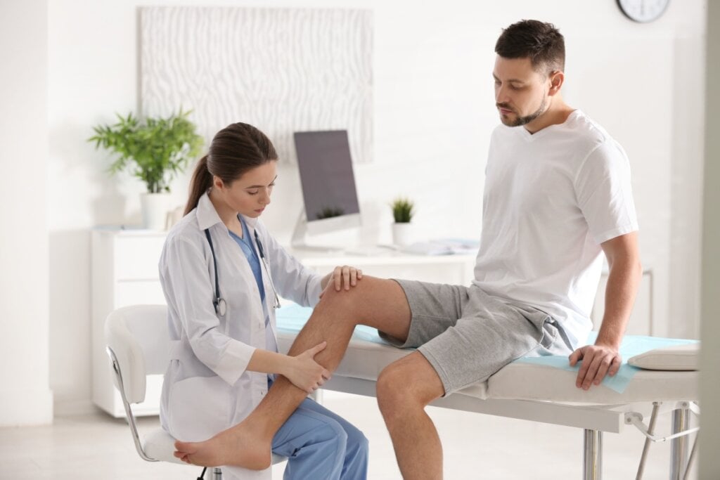 O tratamento da artrite séptica é essencial para prevenir complicações (Imagem: New Africa | Shutterstock)