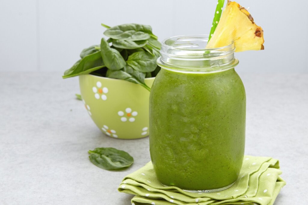Suco de abacaxi com espinafre para fortalecer a imunidade (Imagem: Elena Shashkina | Shutterstock)