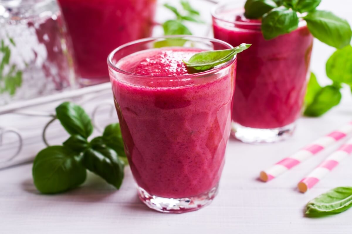 Suco de beterraba para fortalecer a imunidade (Imagem: Veronika Idiyat | Shutterstock)