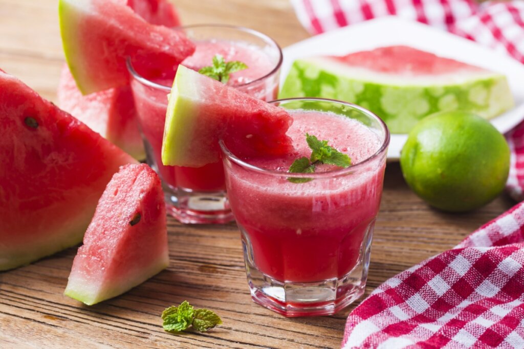 Suco de melancia com hortelã (Imagem: yuda chen | Shutterstock) 