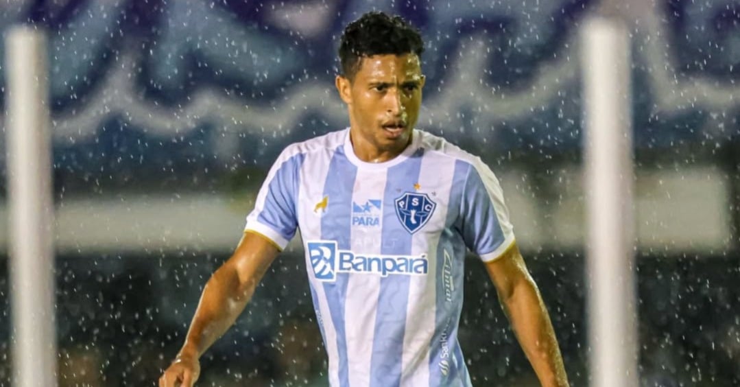 Jogador em campo pelo Papão -