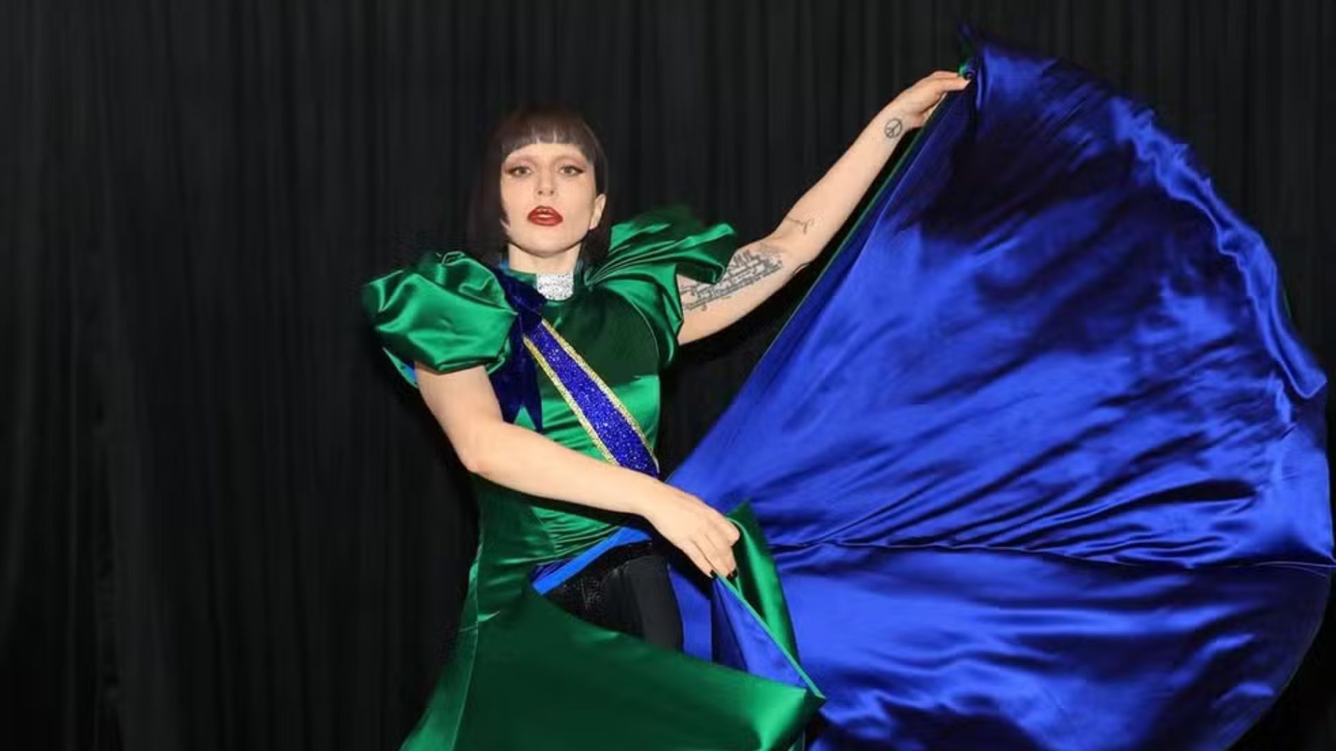 Lady Gaga vestindo figurino usando em show na praia de Copacabana, no Rio de Janeiro.
