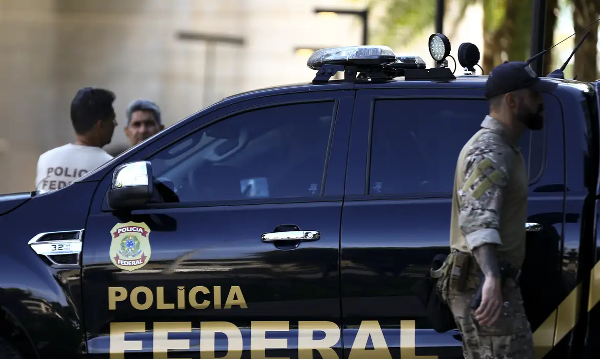 Operação investiga tráfico internacional de armas e drogas -