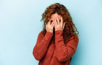 Conheça as causas e os sintomas da fobia social 