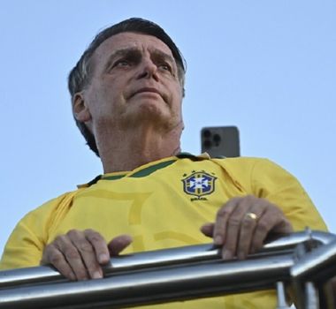 Imagem - Bolsonaro descumpre ordem médica e sobe em trio elétrico em Brasília para defender anistia