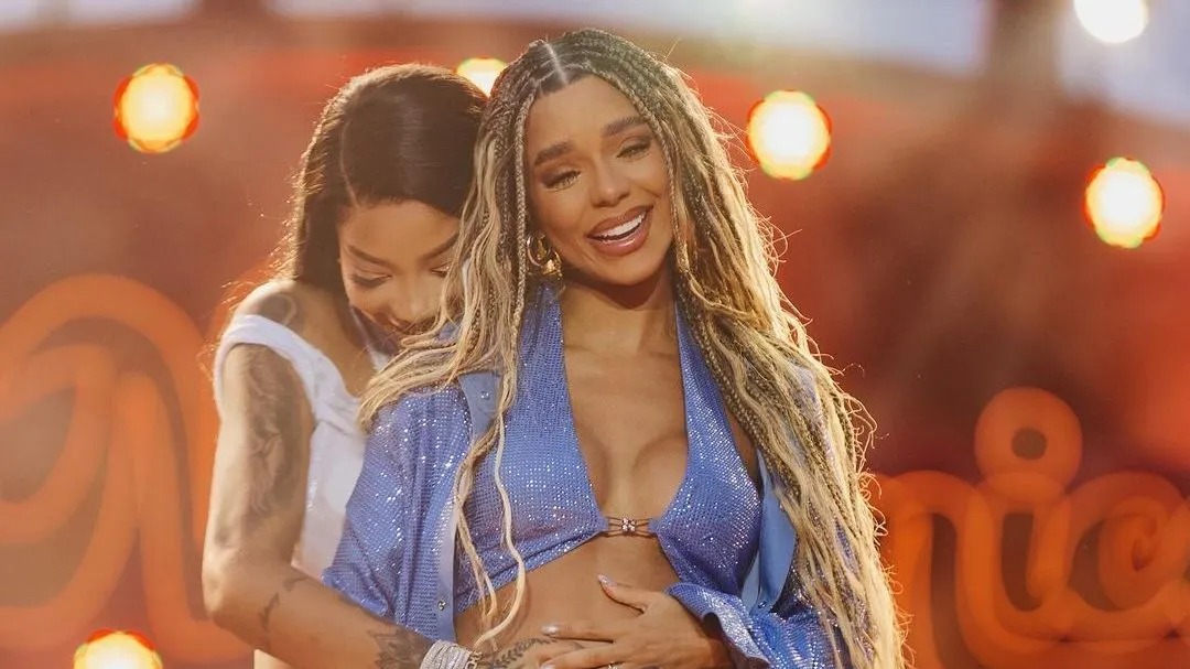 A cantora Ludmilla e sua esposa que está grávida, Brunna Gonçalves.