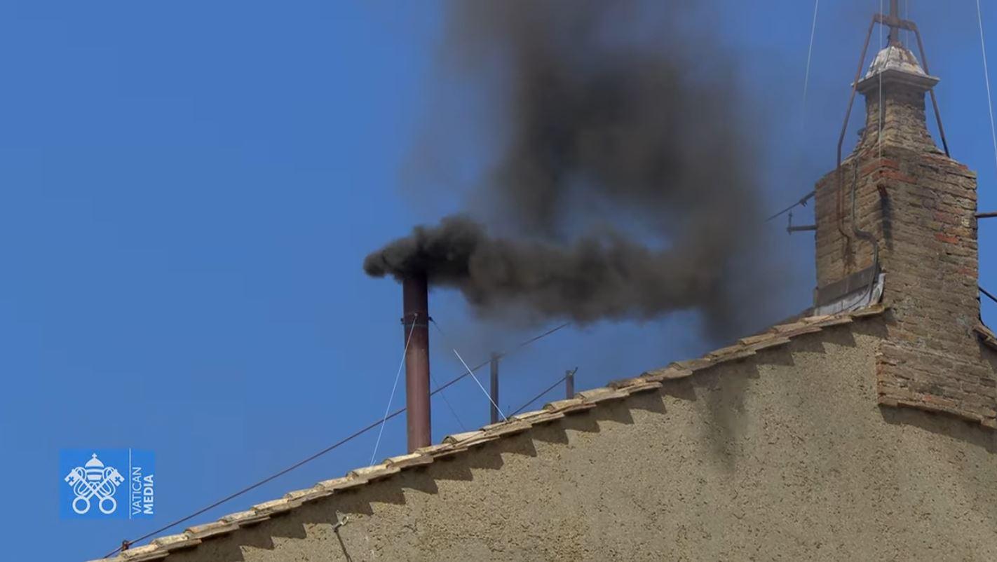 Imagem - Mais fumaça preta: novo papa ainda não foi eleito