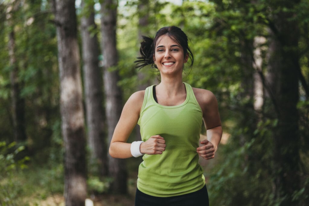 A corrida pode ajudar a prevenir doenças cardiovasculares e ósseas (Imagem: Suteren | ShutterStock)
