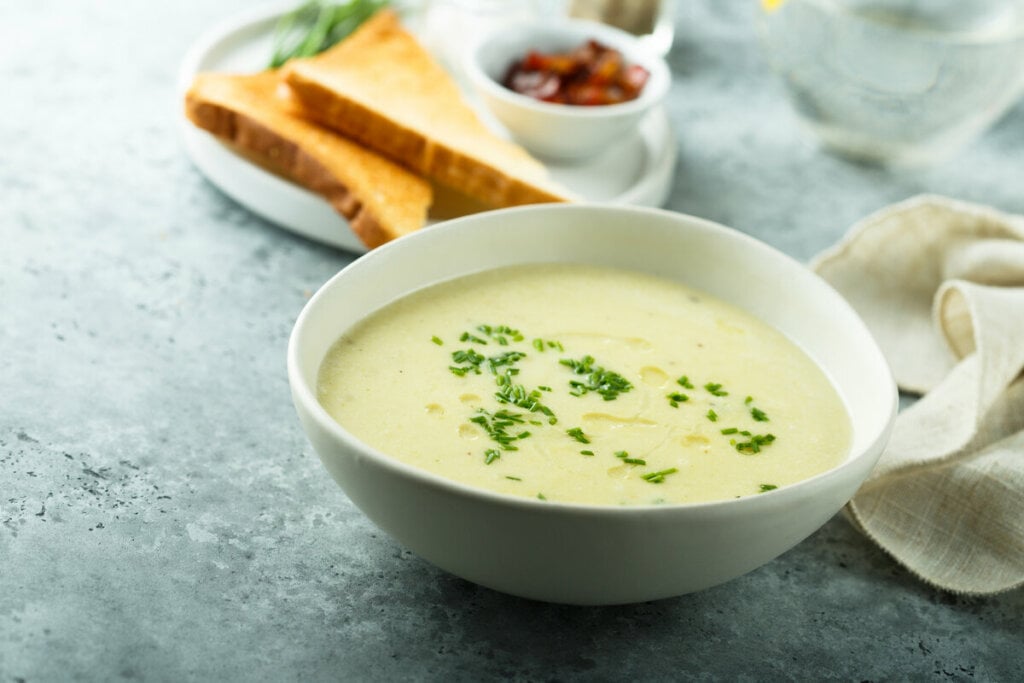 Creme de alho (Imagem: MariaKovaleva | Shutterstock)