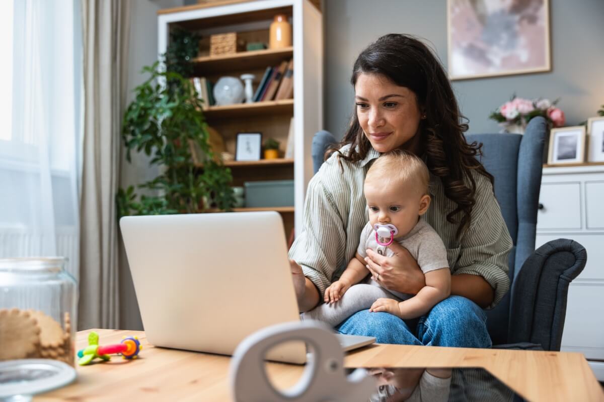 É possível retomar a carreira profissional após a maternidade (Imagem: Srdjan Randjelovic | Shutterstock)