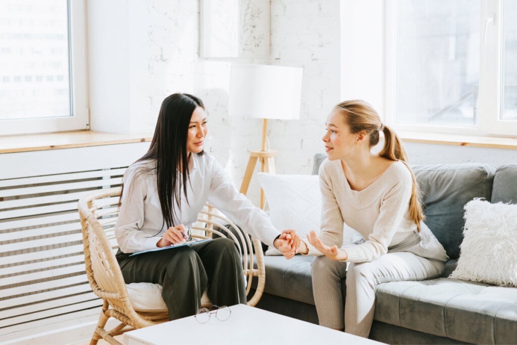 Mães devem ter espaços seguros e acolhedores para falar sobre suas emoções sem julgamento (Imagem: KlavdiyaV | Shutterstock)