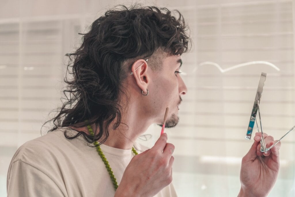 O mullet cacheado valoriza rostos ovais e alongados (Imagem: daniromphoto | Shutterstock) 