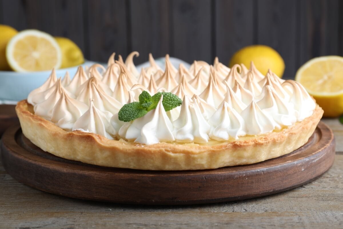 Torta de limão com merengue suíço tostado (Imagem: New Africa | Shutterstock)