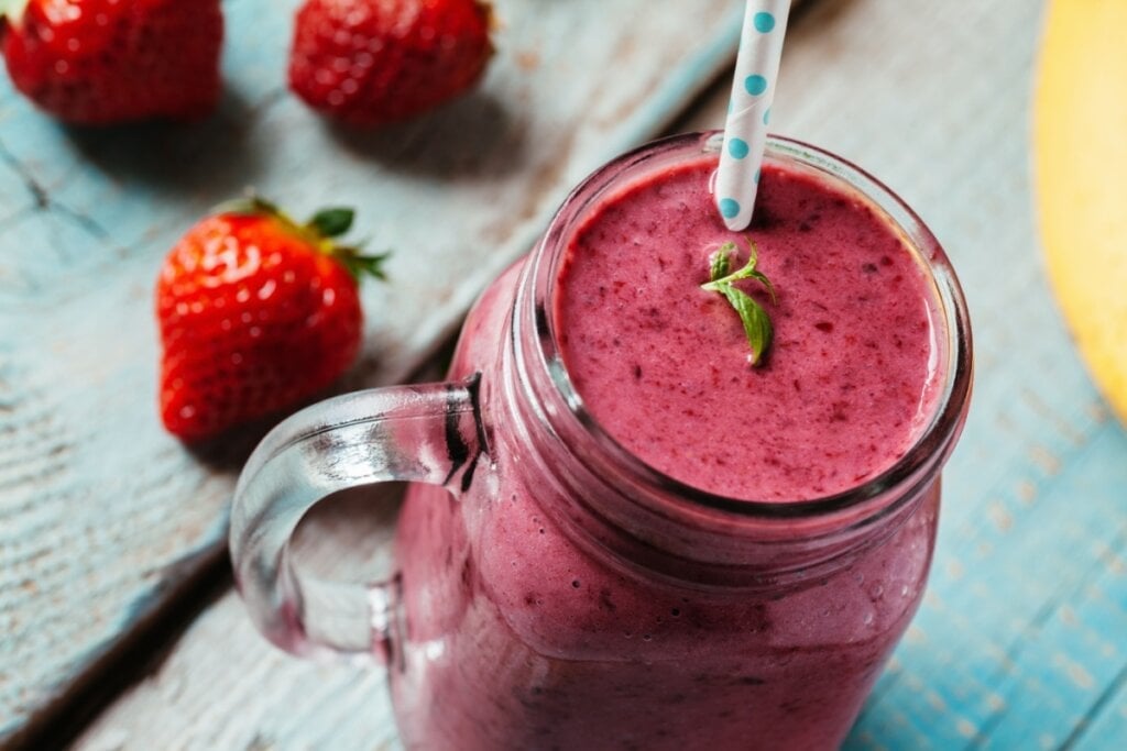 Vitamina de beterraba, banana e morango (Imagem: NatashaPhoto | Shutterstock)