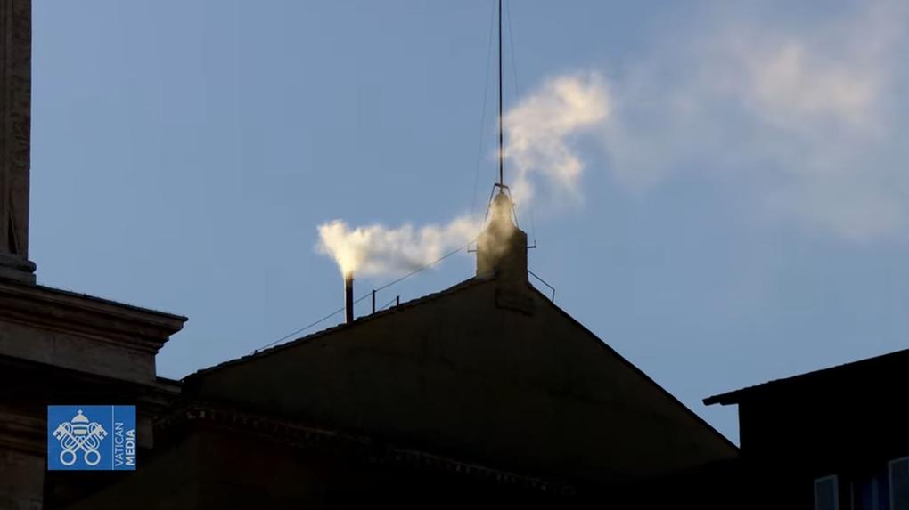 Fumaça branca indicou que o novo papa havia sido escolhido. 