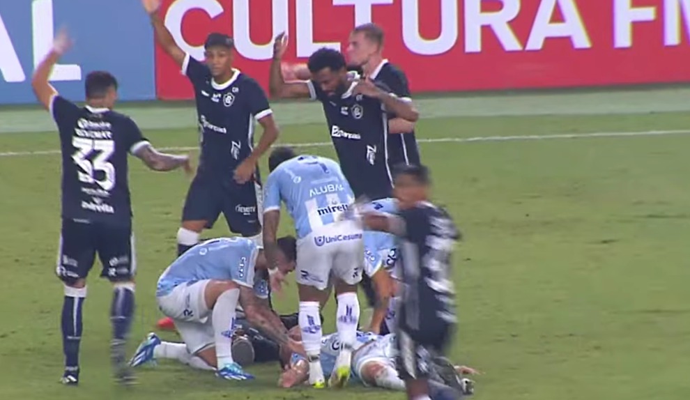 Jogadores se chocaram de cabeça no segundo tempo do clássico - 