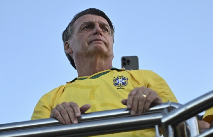 Imagem - Bolsonaro descumpre ordem médica e sobe em trio elétrico em Brasília para defender anistia