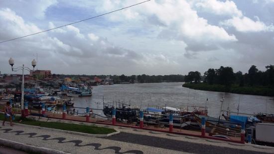 Rio Caeté, onde uma embarcação derramou óleo nas águas