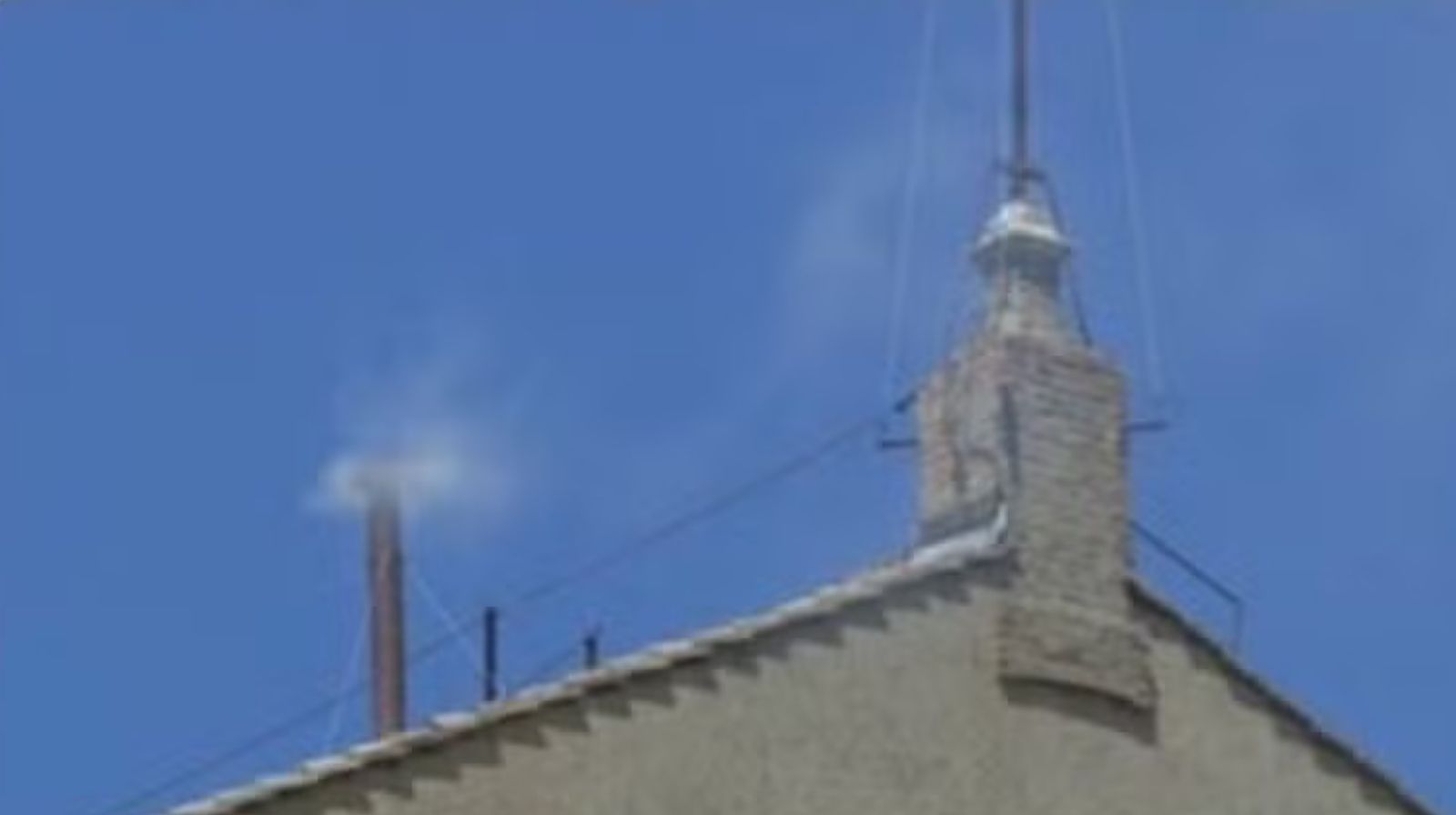Uma fumaça branca saiu da chaminé da Capela Sistina, na manhã desta quinta-feira (08). 