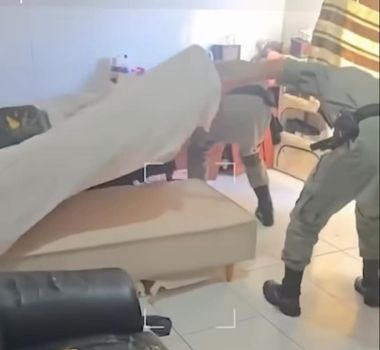 Imagem - Vídeo: suspeito é capturado em baixo do sofá após furto de celular