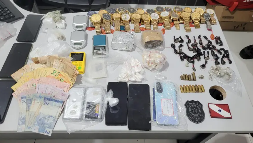 (A Polícia Civil flagrou com os acusados drogas, celulares, dinheiro, balança de precisão e munições.)