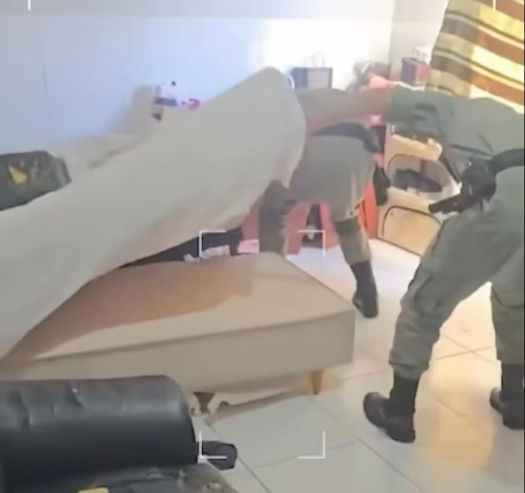 Imagem - Vídeo: suspeito é capturado em baixo do sofá após furto de celular