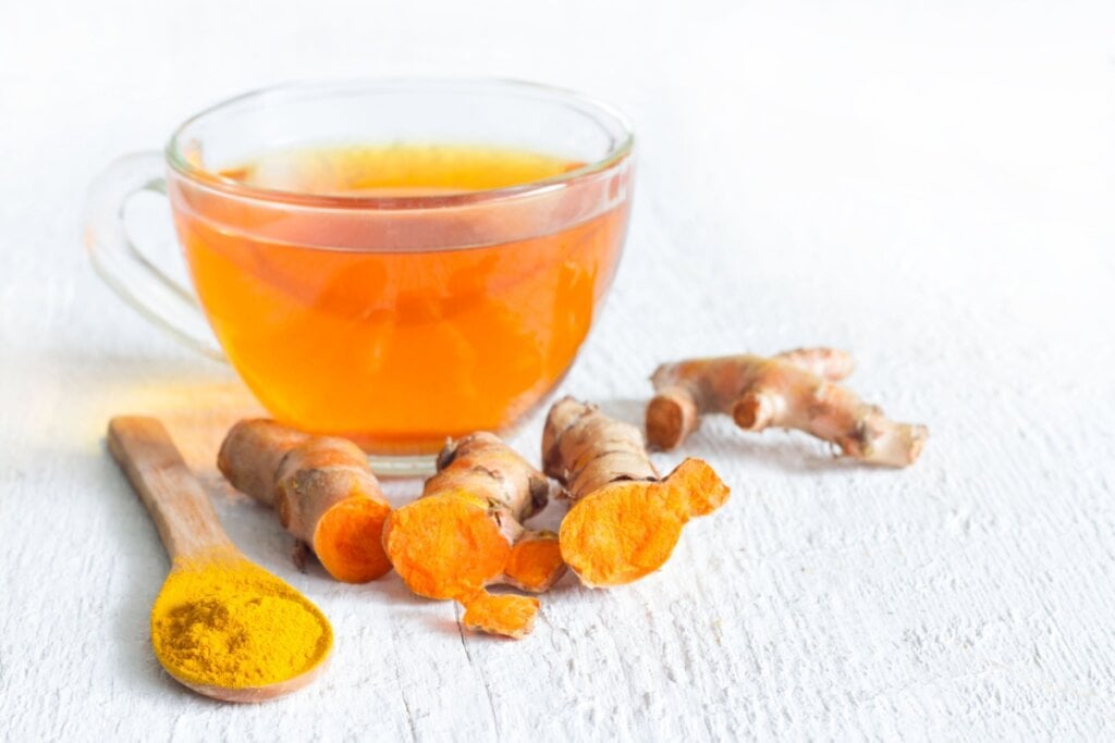 Chá de cúrcuma ajuda a reduzir inflamações (Imagem: udra11 | Shutterstock)