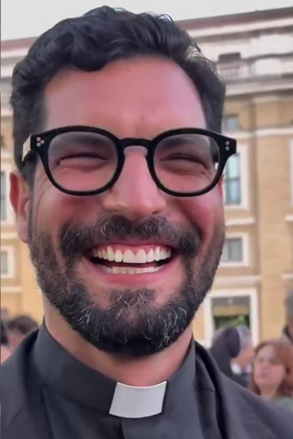 Imagem - Padre brasileiro conquista a web na posse do novo pontífice; saiba mais quem ele é