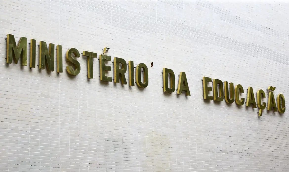 Pela terceira vez, o Ministério da Educação (MEC) prorrogou a proibição da criação de novos cursos e vagas em EAD no ensino superior privado.