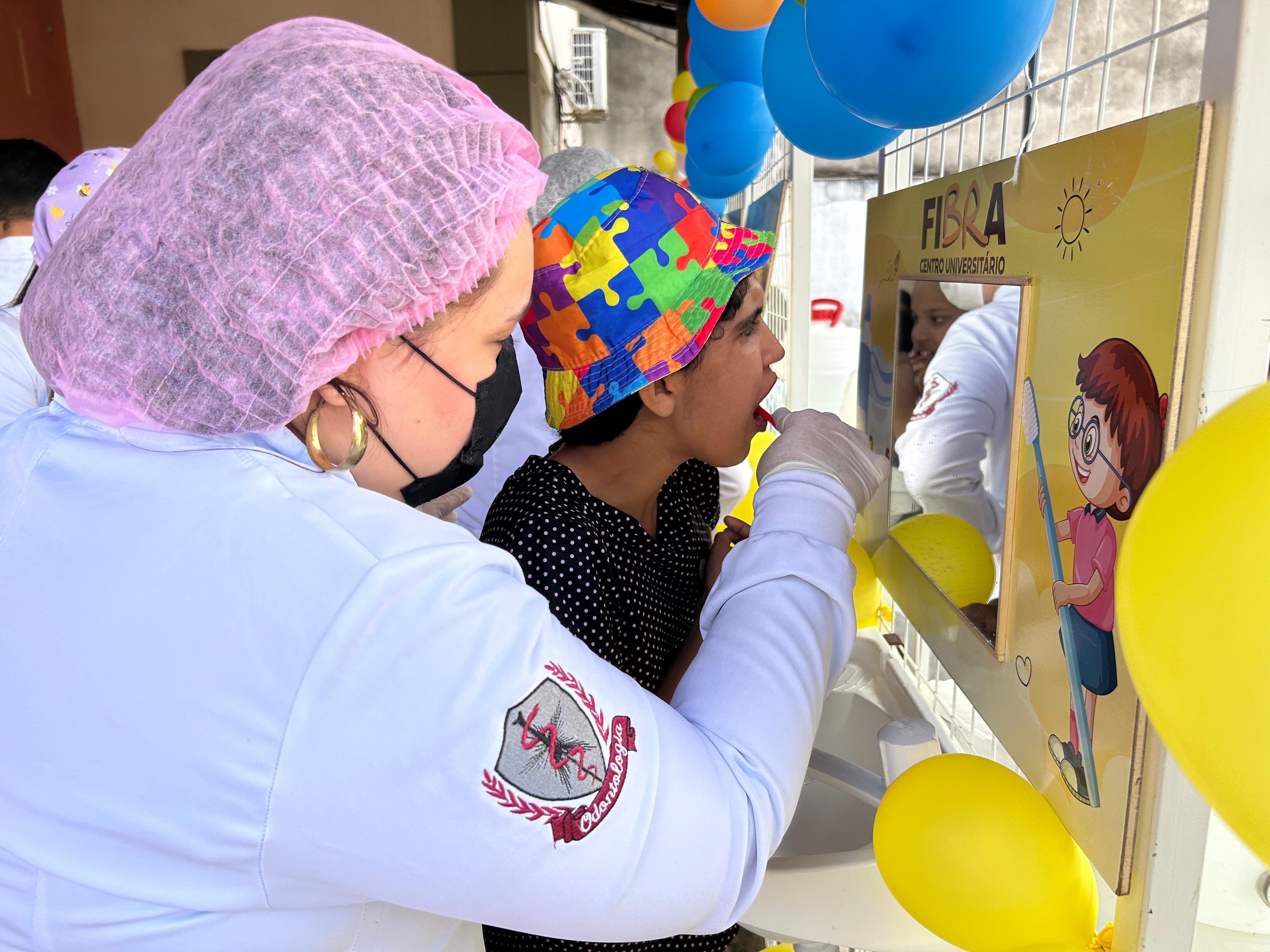 (Uma ação educativa marcou a abertura e início de uma jornada de dois anos de atividades que vão beneficiar mais de 10 mil crianças em 246 escolas municipais de Belém.)