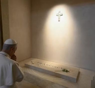 Imagem - Papa Leão XIV visita túmulo de papa Francisco, em Roma