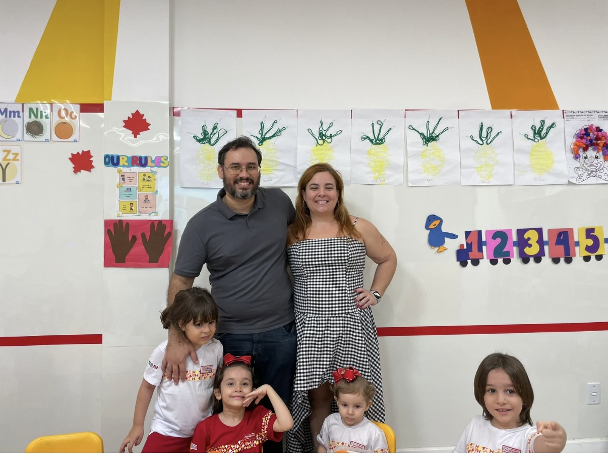 Ana Clara com o marido e filhas, de 2 e 6 anos, alunas da Escola Canadense de Belém   