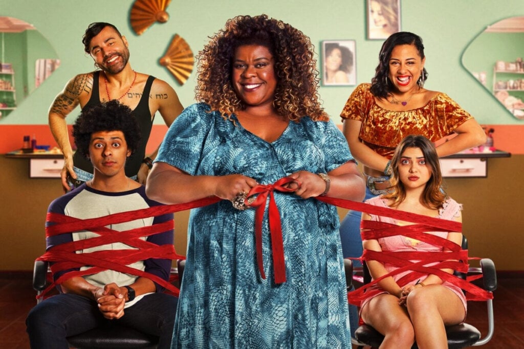 Em &#8220;A Sogra Perfeita&#8221;, Neide tenta “criar” a nora perfeita para o filho (Imagem: Reprodução digital | Paris Filmes)