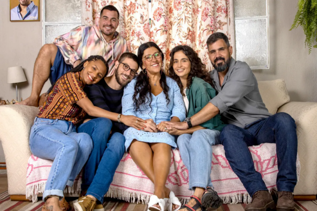 Em “Dona Lurdes”, a protagonista redescobre os pequenos prazeres da vida após os filhos saírem de casa (Imagem: Reprodução digital | Globoplay)