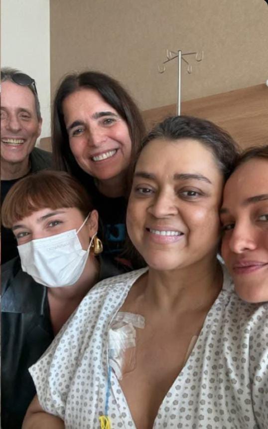 (Entre os registros, ela repostou uma foto ao lado do guitarrista da banda Titãs, Tony Bellotto, que enfrentou uma cirurgia em abril após diagnóstico de câncer no pâncreas.)