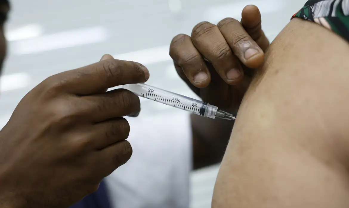 (Ministério da Saúde destacou que o objetivo é realizar uma grande mobilização de forma a proteger a população antes do inverno, período de maior circulação de vírus respiratórios.)