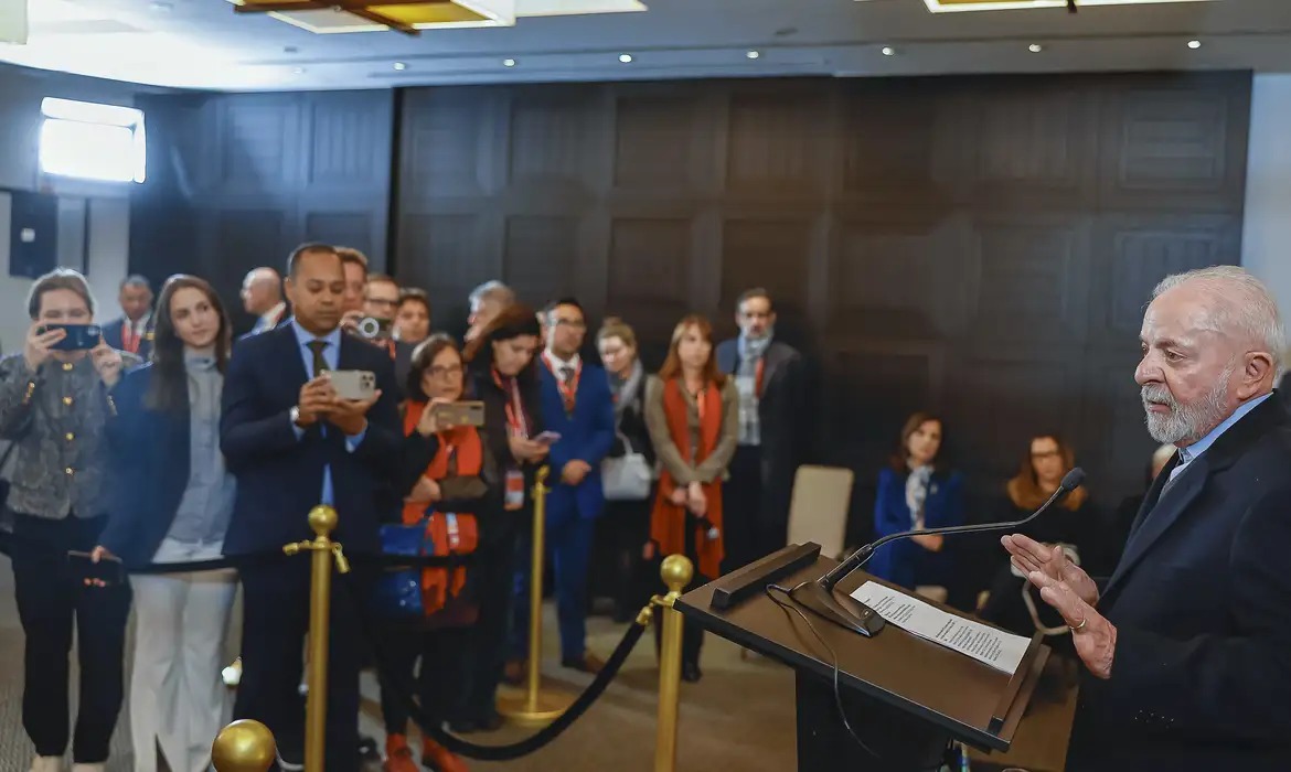 O presidente Luiz Inácio Lula da Silva reafirmou ao presidente russo, Vladimir Putin, a disposição do Brasil em atuar pelo fim do conflito em Rússia e Ucrânia.
