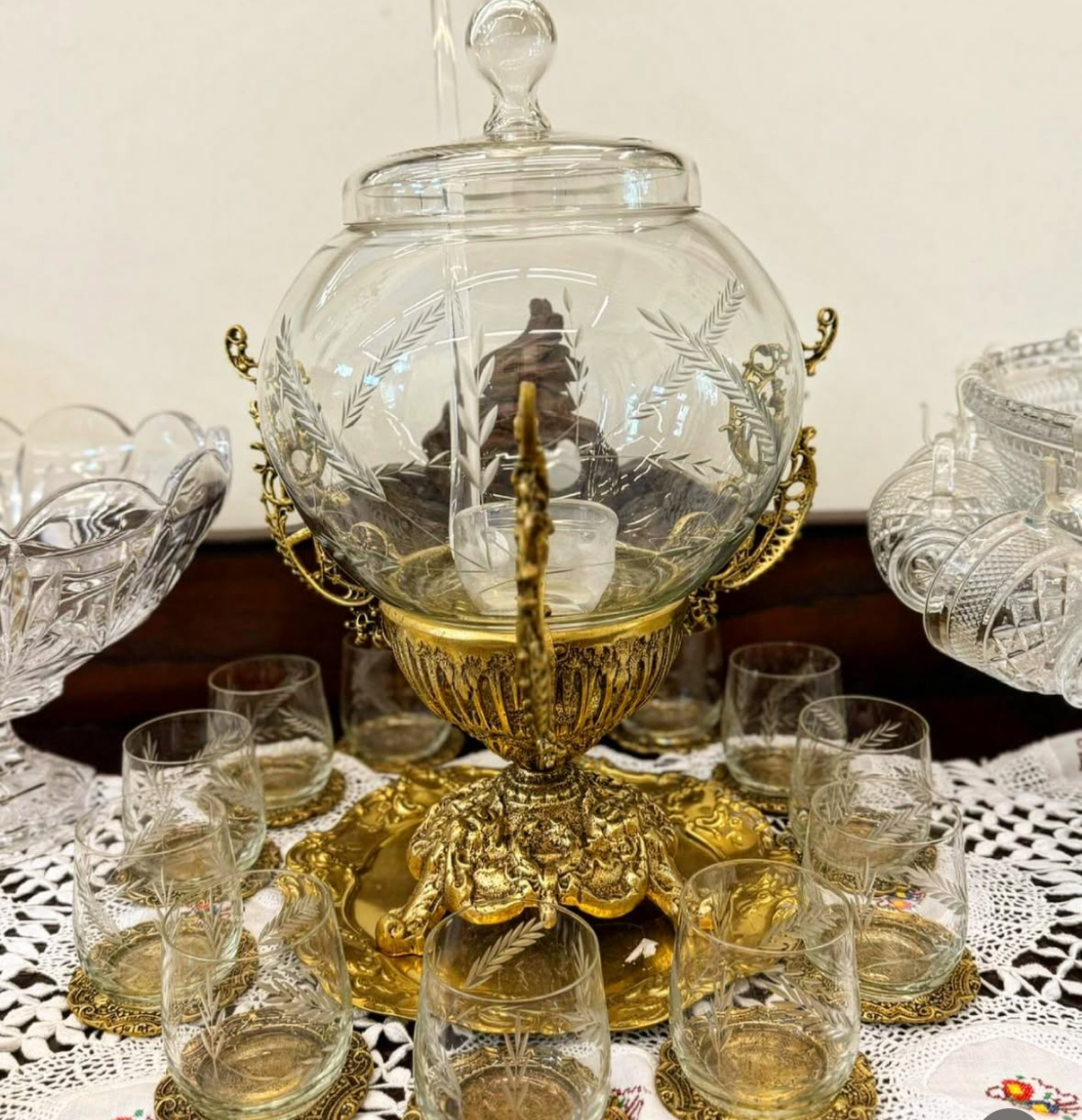 Poncheira em cristal Baccarat, uma das belíssimas peças do acervo do Belo Passado Antiquário 