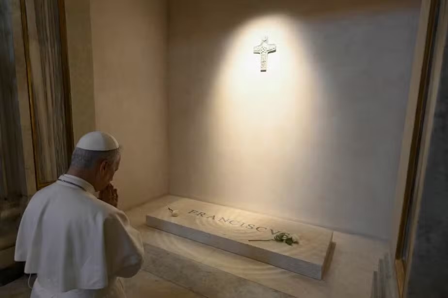Imagem - Papa Leão XIV visita túmulo de papa Francisco, em Roma