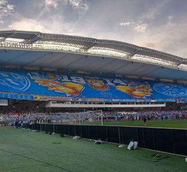 Imagem - Torcida do Paysandu faz mosaico com a frase: 'vamos jogar com raça'; assista