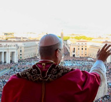 Imagem - Papa Leão XIV usa cruz de prata em primeira oração na Praça São Pedro
