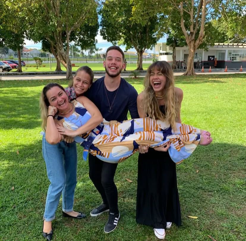 Ana Maria Belém sendo carregada pelos três filhos: Thatiane, Thiago e Thaís (em memória).