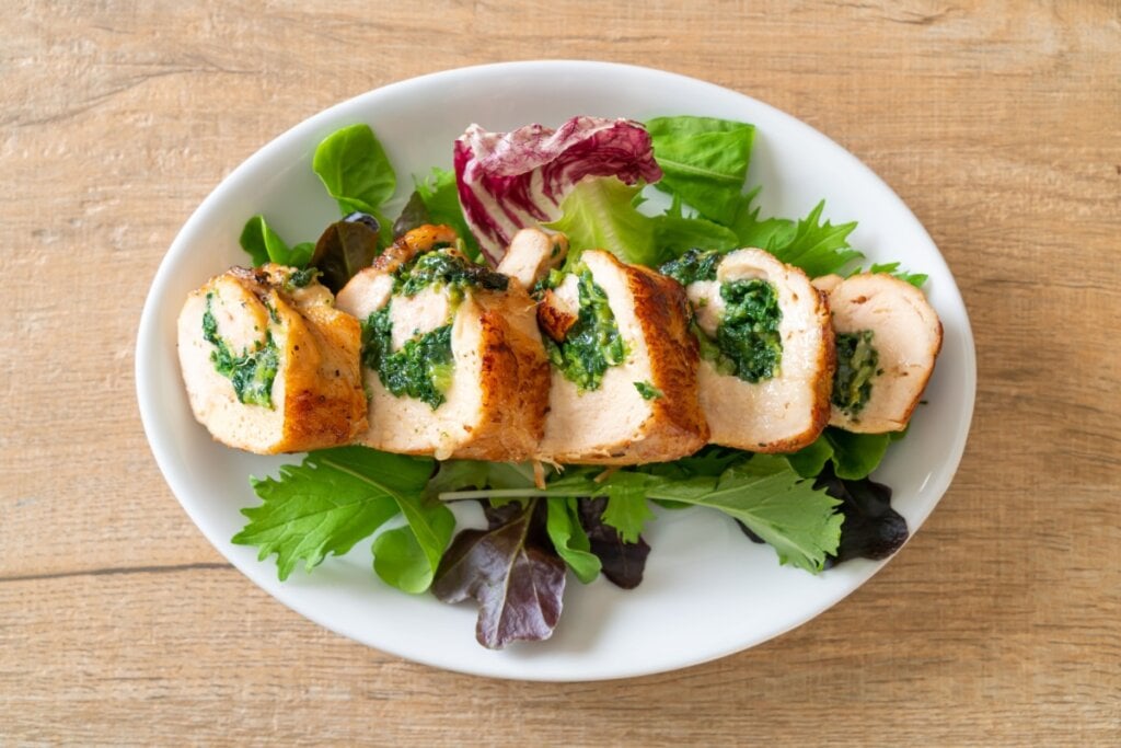 Frango recheado com espinafre (Imagem: ircomestoque | Shutterstock) 