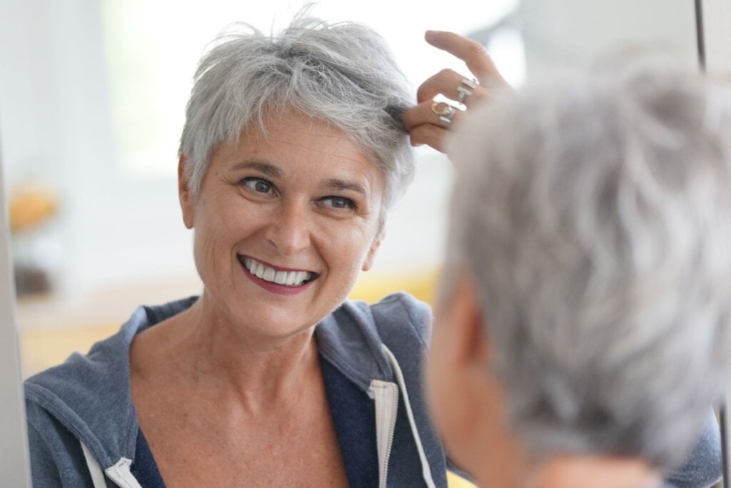 O afinamento dos fios com o avanço da idade pode ter a ver com deficiências nutricionais, alterações da tireoide ou mesmo quadros de alopecia (Imagem: goodluz | Shutterstock)
