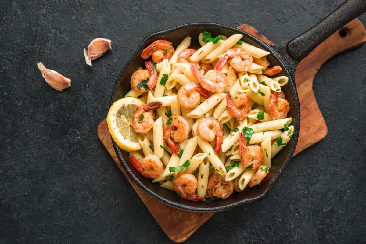 Penne com camarão e limão (Imagem: Oksana Mizina | Shutterstock)