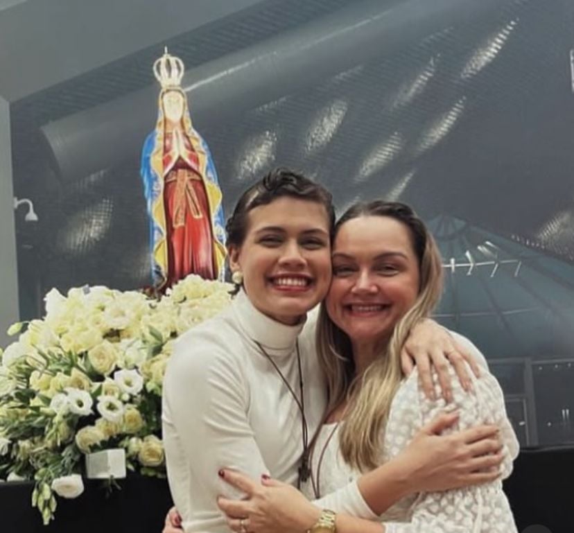 Na foto, Ana Maria Belém está abraçada a filha Thaís Belém que estava em tratamento contra um tumor no cérebro desde 2023.