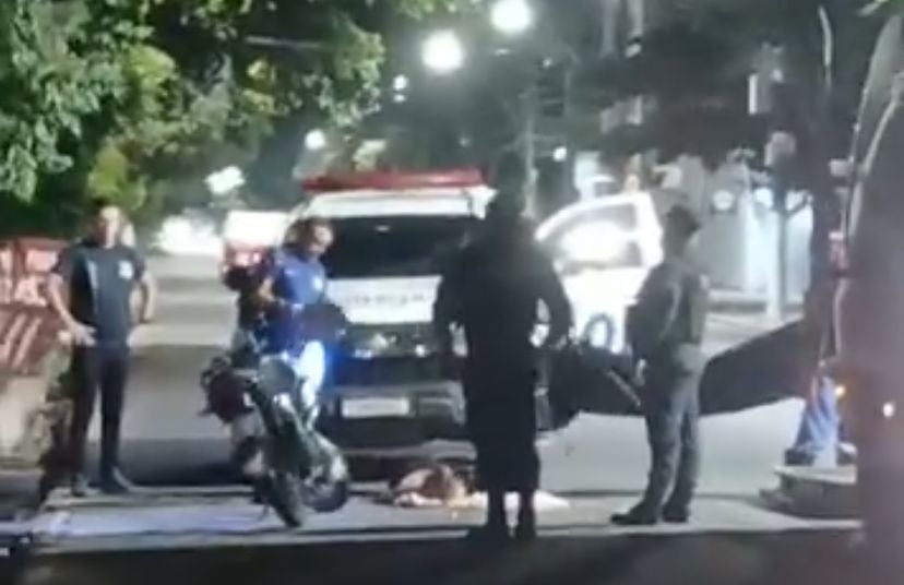 O acidente aconteceu na noite de sábado (11) e envolveu um táxi e uma motocicleta com duas pessoas.