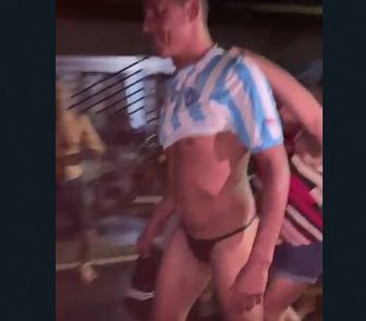 Imagem - Vídeo: torcedor do Paysandu paga aposta e desfila de calcinha após título do Remo no Parazão