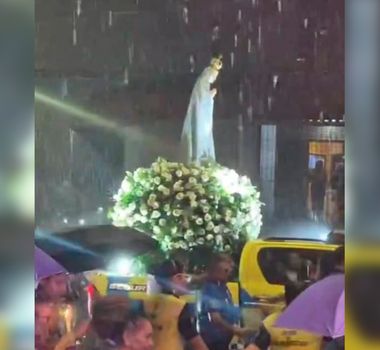 Imagem - Devotos enfrentam forte chuva durante Procissão Luminosa no bairro de Fátima, em Belém
